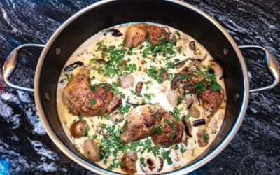 Coq au vin blanc – klasyczny francuski kurczak w białym winie