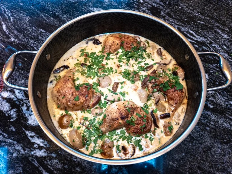 Coq au vin blanc – klasyczny francuski kurczak w białym winie