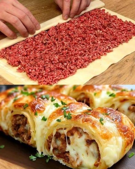 Rulonki z ciasta francuskiego nadziewane mięsem i roztopionym serem.