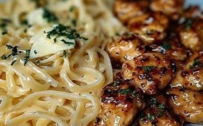 Kurczak z masłem cytrynowo-czosnkowym podawany z kremowym linguine z parmezanem