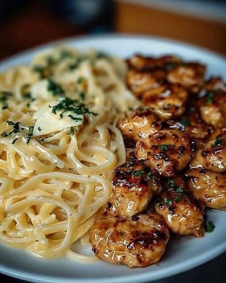 Kurczak z masłem cytrynowo-czosnkowym podawany z kremowym linguine z parmezanem