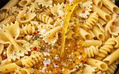 Polej makaron w wolnowarze tym kupionym w sklepie włoskim dressingiem i tylko 3 dodatkowymi składnikami, aby uzyskać przytulną