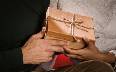 Moja siostra nie zaprosiła babci na swój ślub, ponieważ była „biedna” – po pożegnaniu babci otworzyła prezent i zamarła.