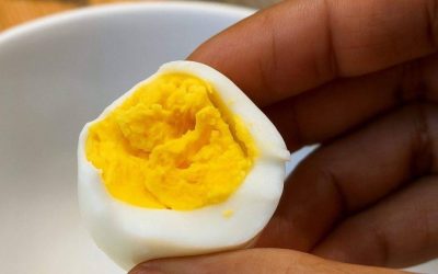 Lekarze ujawniają prawdziwe konsekwencje codziennego spożywania jaj.
