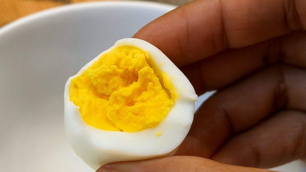 Lekarze ujawniają prawdziwe konsekwencje codziennego spożywania jaj.