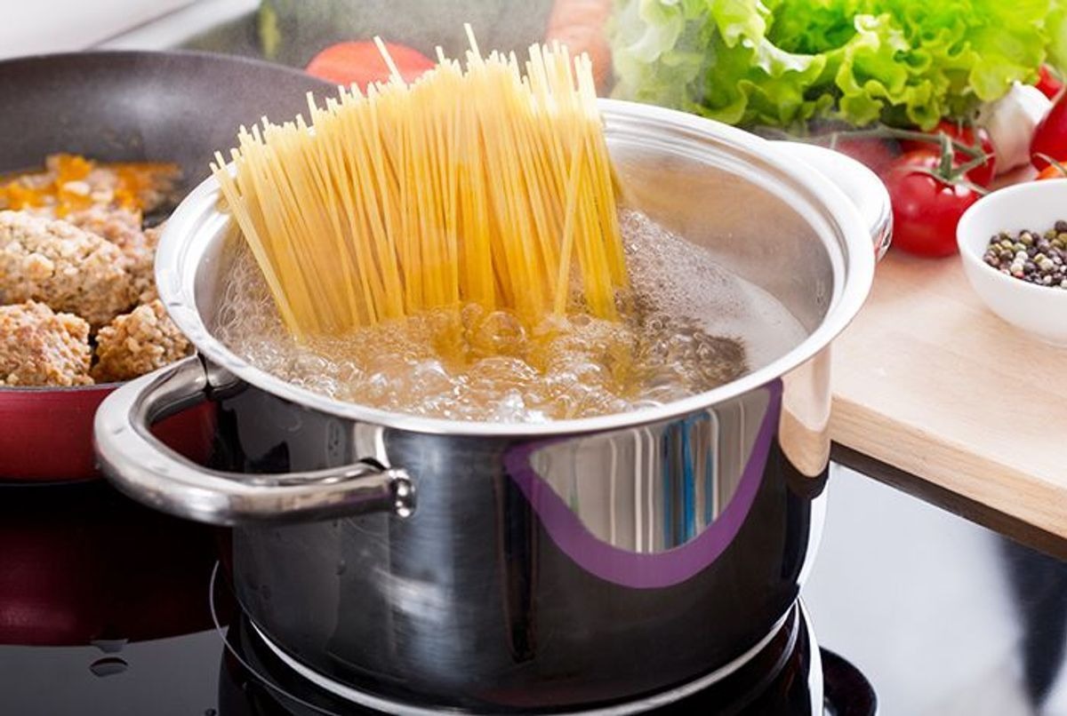 Zrewolucjonizuj swoją metodę gotowania makaronu: szybkie, ekonomiczne i smaczne podejście!🍝🔥